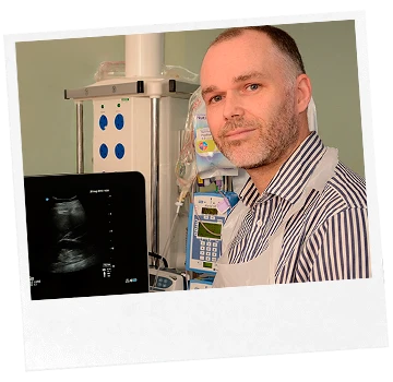 Testimonios: Dr. Justin Kirk-Bayley.<br>Consultor Intensivista y Anestesista, Hospital Royal Surrey County, Guildford